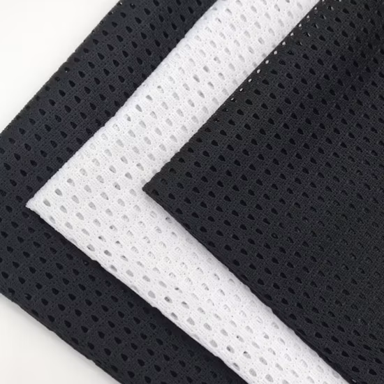 Venda quente de estoque de alta qualidade de tecidos brancos Triangular Black Mesh Bullet Fabric para roupas esportivas